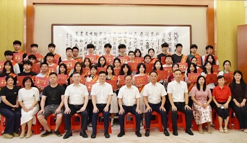 暖心護航夢想，共赴青春新程 ▏廣東霸王花集團舉行2025年員工子女高考獎學金發放儀式